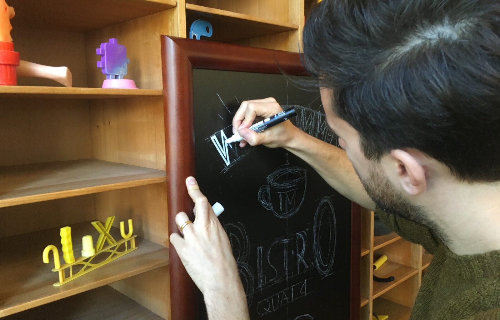 Mathias Truninger beim Beschriften der Angebotstafeln im Bistro Quai4.