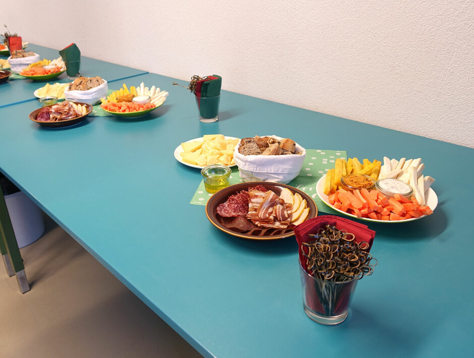 Mitarbeiteranlass in der Wärchbrogg. Zuerst trafen wir uns alle zum feinen Apéro in den Produktionsräumen.