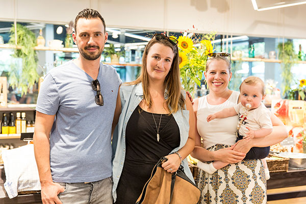 Marco Caprez, Laura Schumacher, Viviane Caprez mit Emma «Wir haben die Einladung wahrge­nommen und freuen uns aufs Fest. Jetzt schauen wir uns um – Quai4, ein cooles Projekt!»