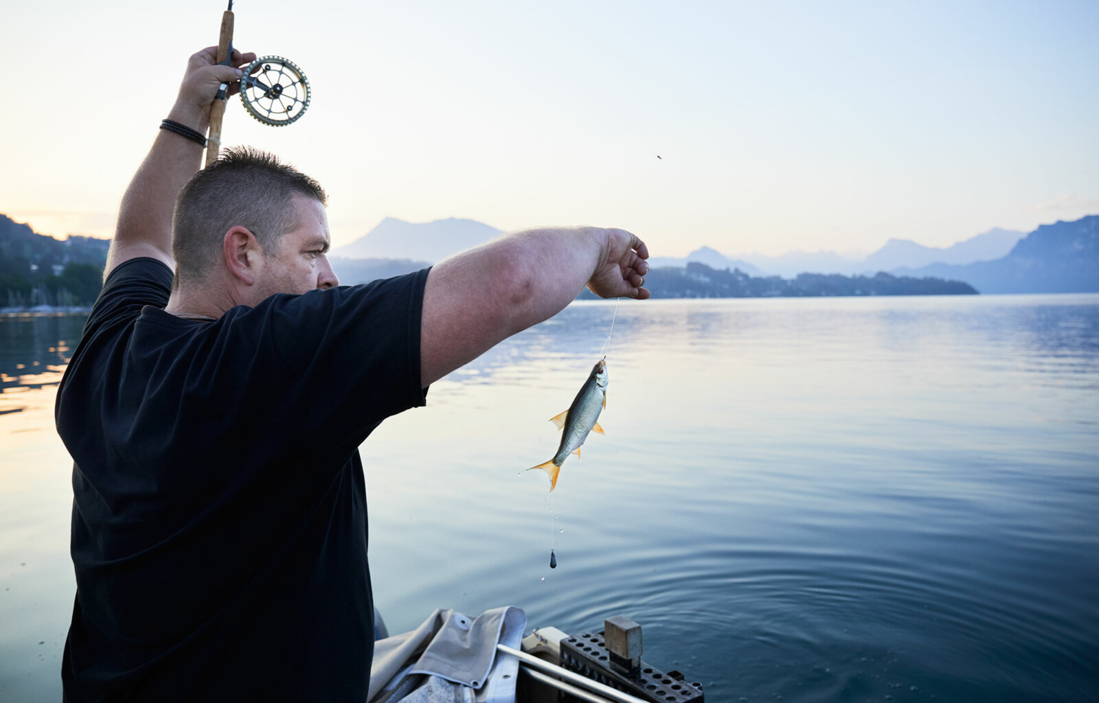 Remo Achermann auf dem Vierwaldstättersee beim Fischen